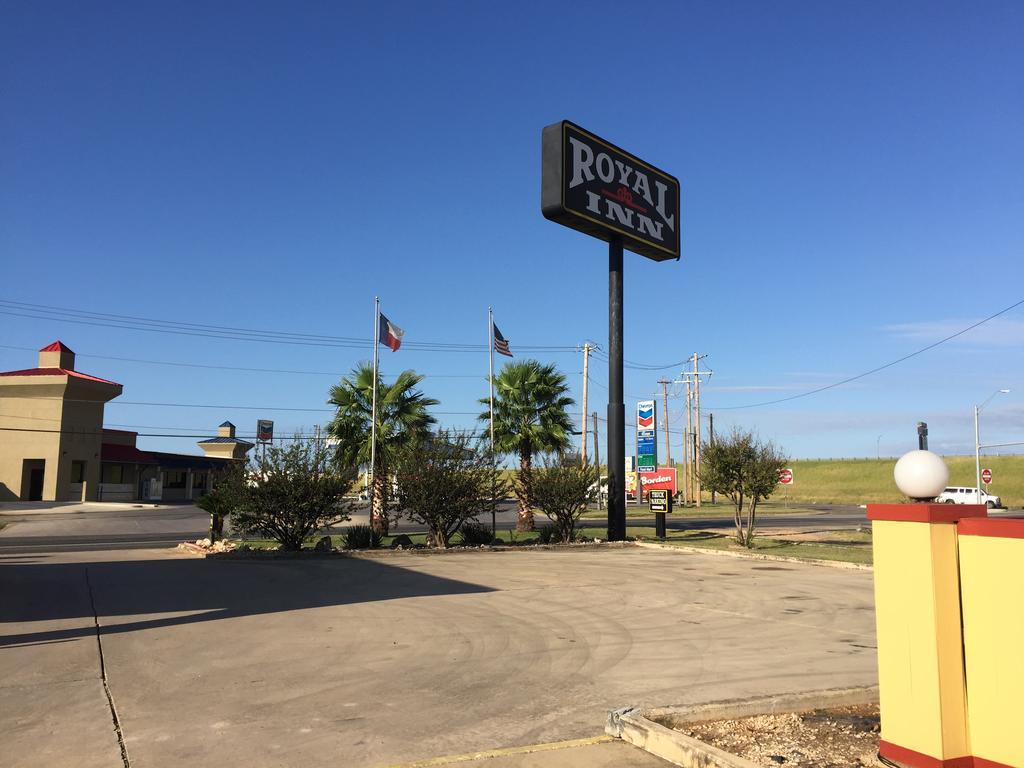 Royal Inn Pearsall Extérieur photo