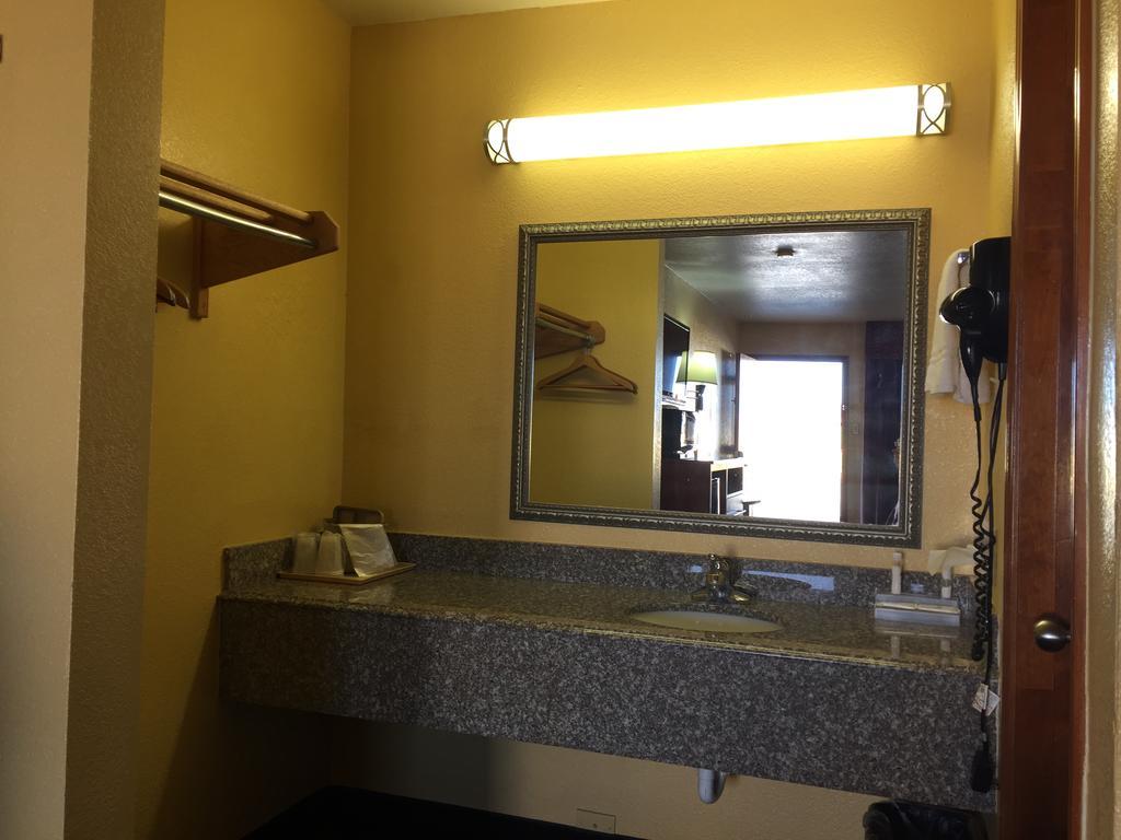 Royal Inn Pearsall Extérieur photo
