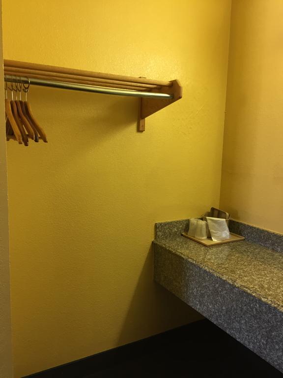 Royal Inn Pearsall Extérieur photo