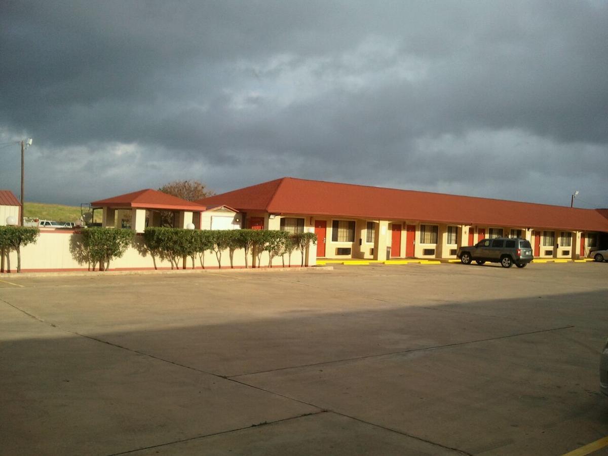 Royal Inn Pearsall Extérieur photo