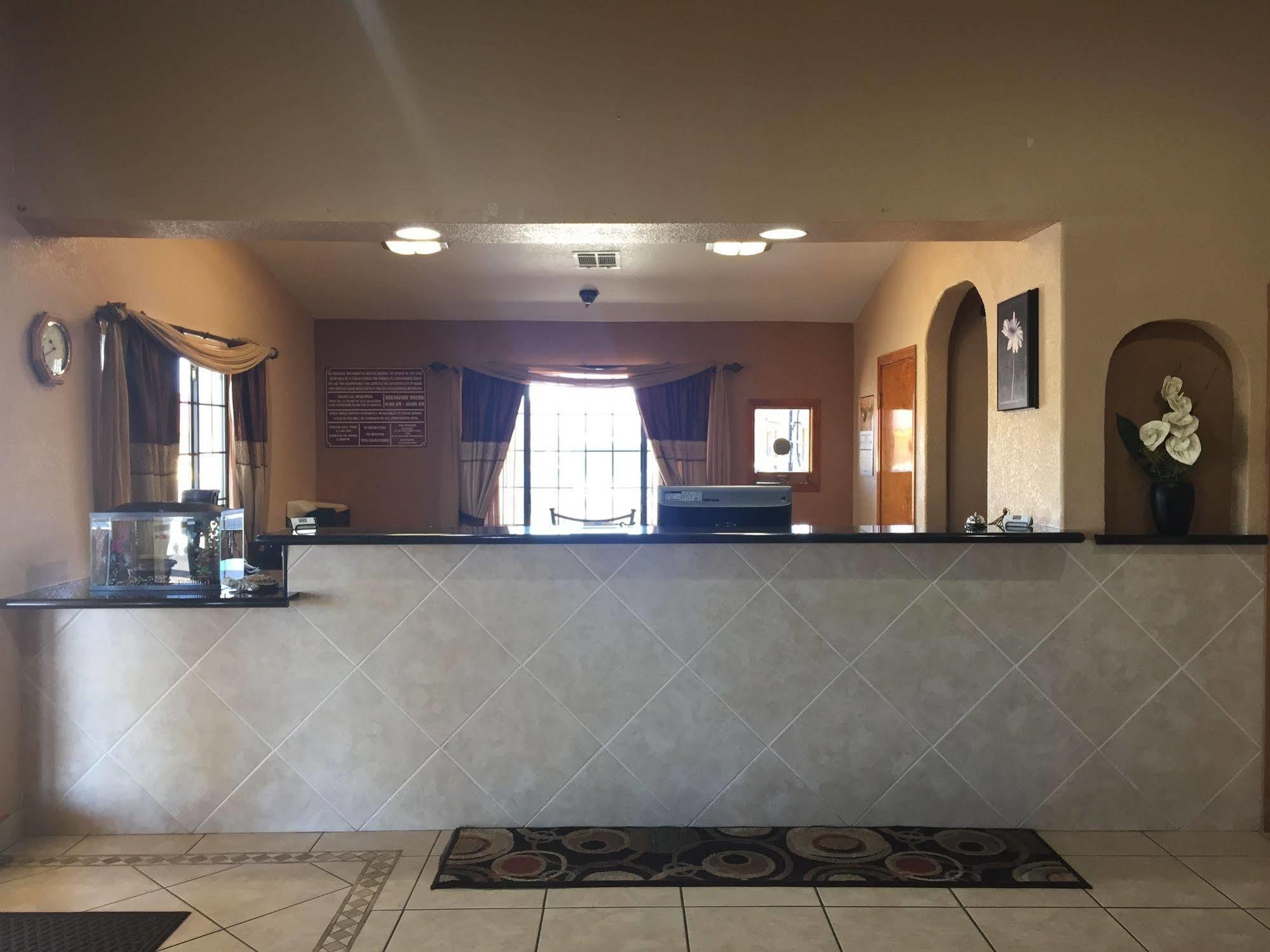 Royal Inn Pearsall Extérieur photo
